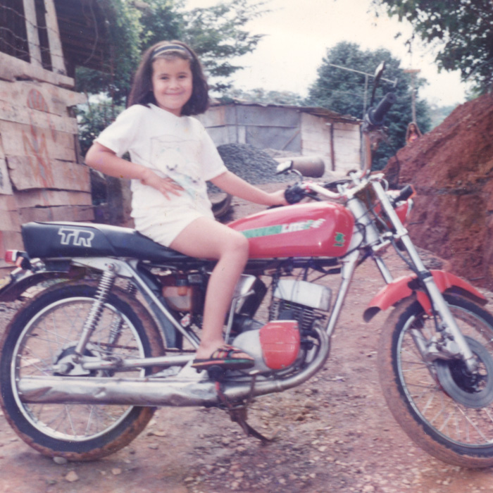 Una niña en motocicleta