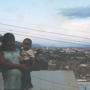 Madre e hijo en la terraza
